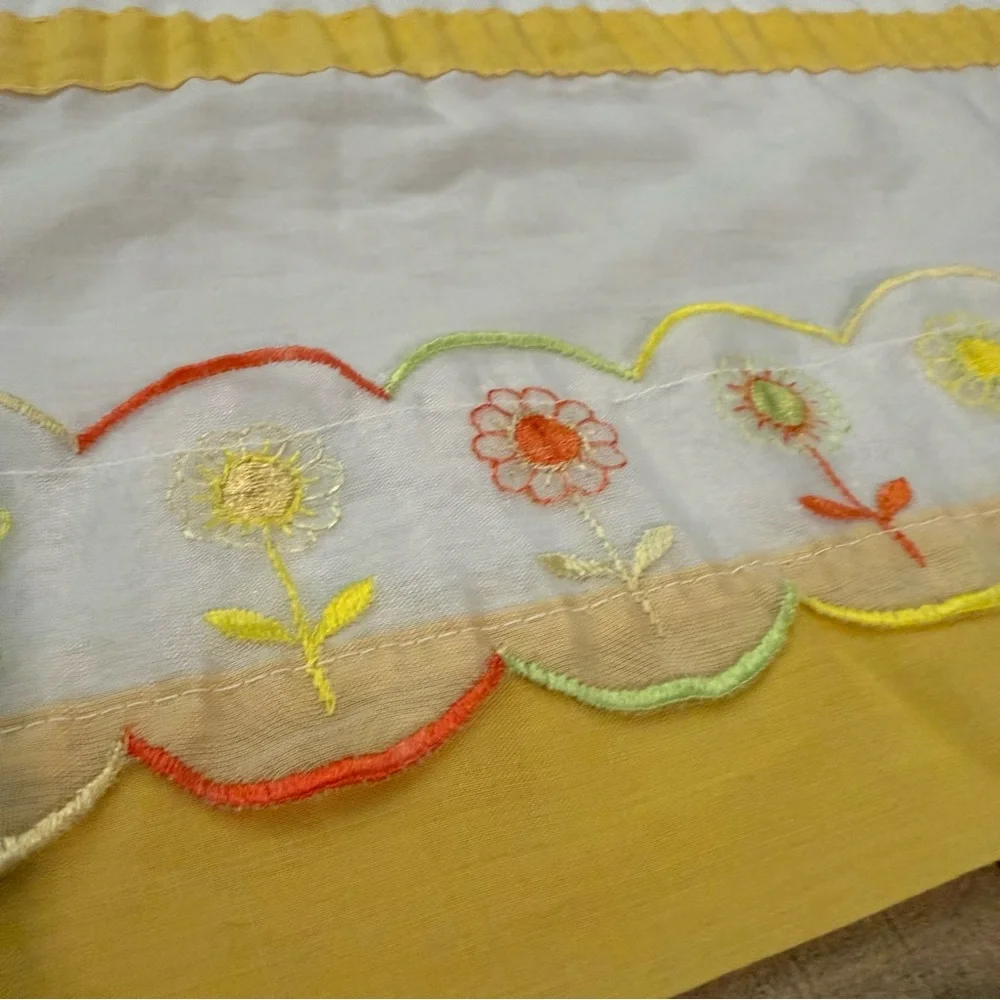 VTG set Of 4 White yellow Floral Embroidered Window 3 Valences 1 Curtain Panel
